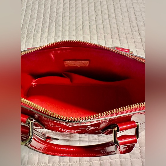 Beautiful red patent classic bag with beautiful brass hardware and details. - Picture 4 of 8